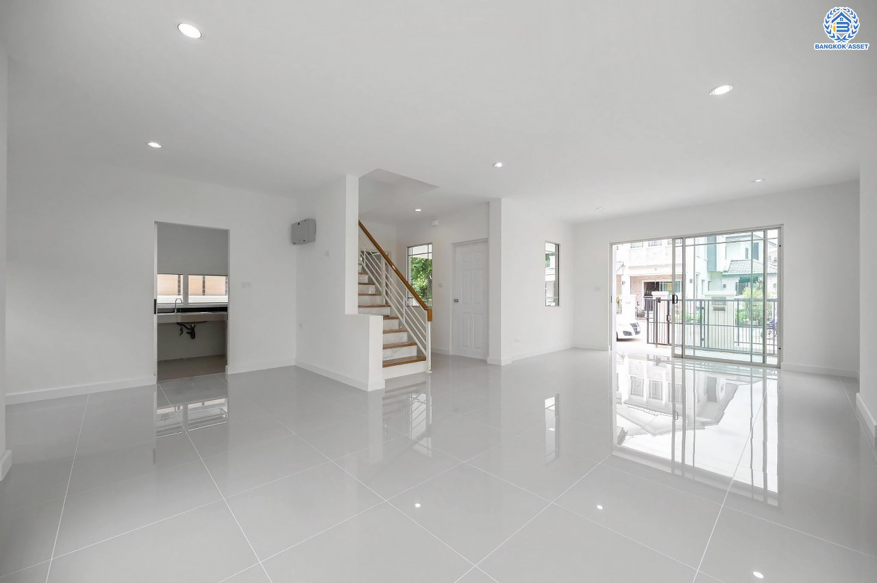 บ้านมือสองตกแต่งใหม่ แบรนด์สุดหรู L&H โครงการ มัณฑนา แจ้งวัฒนะ-ราชพฤกษ์ เนื้อที่ 57.9 ตร.ว. ฟังก์ชัน 3 ห้องนอน 3 ห้องน้ำ จอดรถได้ 2 คัน ทำเลเดินทางเข้า-ออกเมืองสะดวก เชื่อมต่อถนนชัยพฤกษ์แจ้งวัฒนะ ถนนราชพฤกษ์ ใกล้รถไฟฟ้าสายสีชมพู "สถานีปากเกร็ด" ใกล้ "โรบินสันไลฟ์สไตล์"